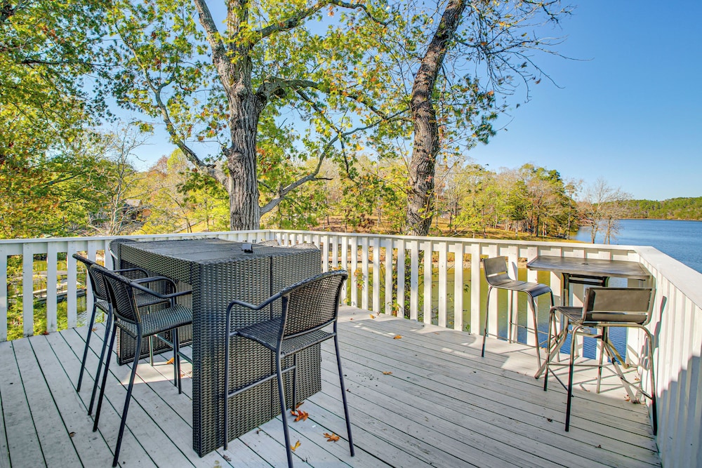 Lake Hamilton Escape w/ Dock & Waterfront Views!