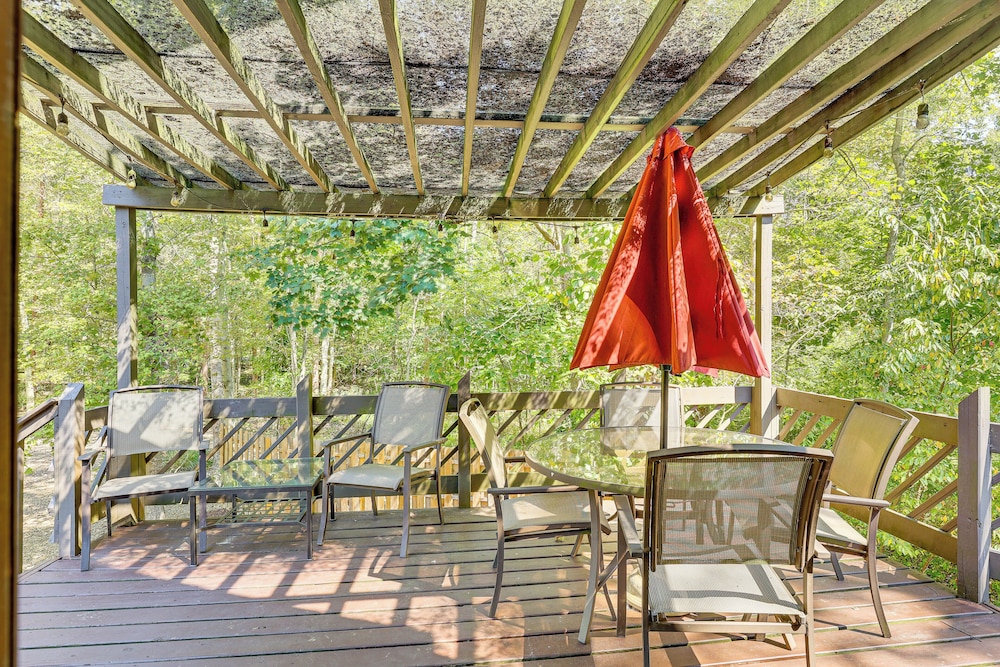 Walk to School House Winery: Home w/ Deck!