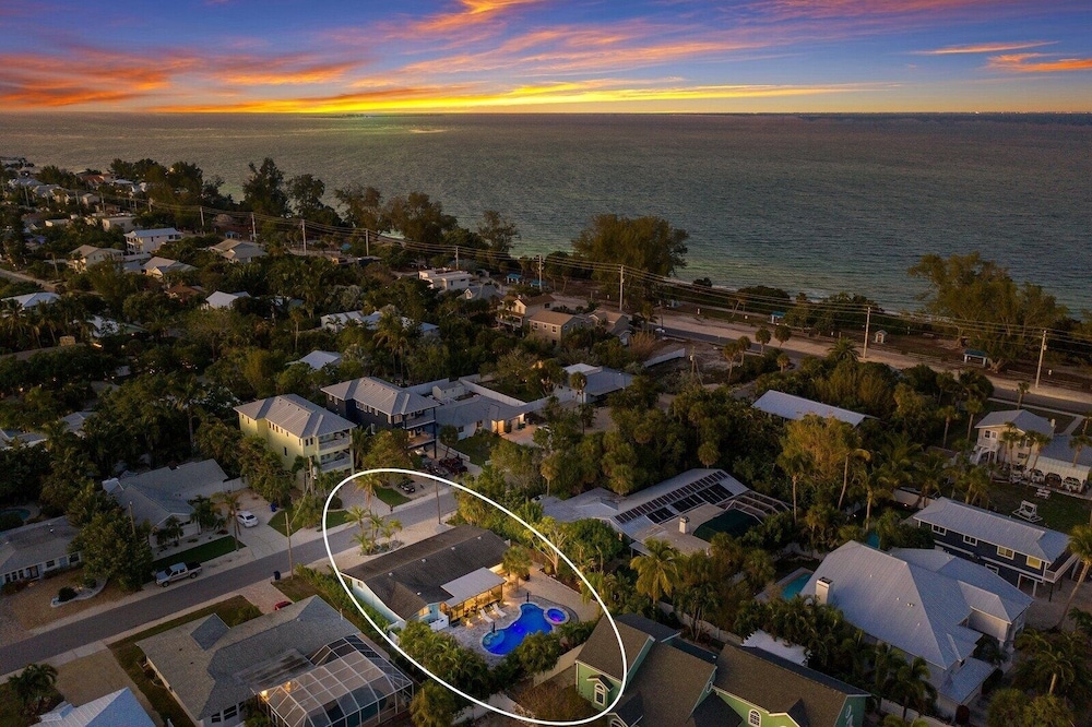 Bayside Bliss 3 Bedroom Home by RedAwning view 5