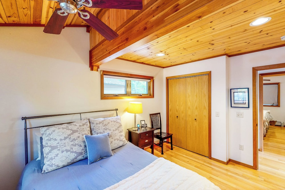 3BR Home w/ Private Hot Tub, Kayaks & Lake Views