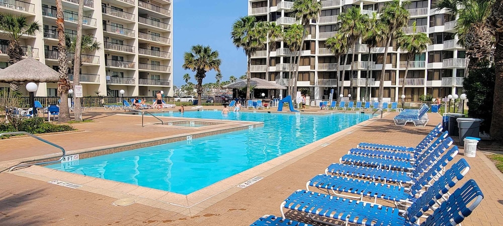 Sleeps 10 Direct Beach Heated Pool 3 Bedroom Apts