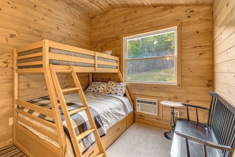 Luxe Cabin Compound 4 Mi to Cameron State Forest!