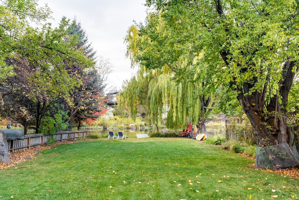 Riverfront Bend by Avantstay Private Dock Kayaks Large Yard w Views Hot Tub