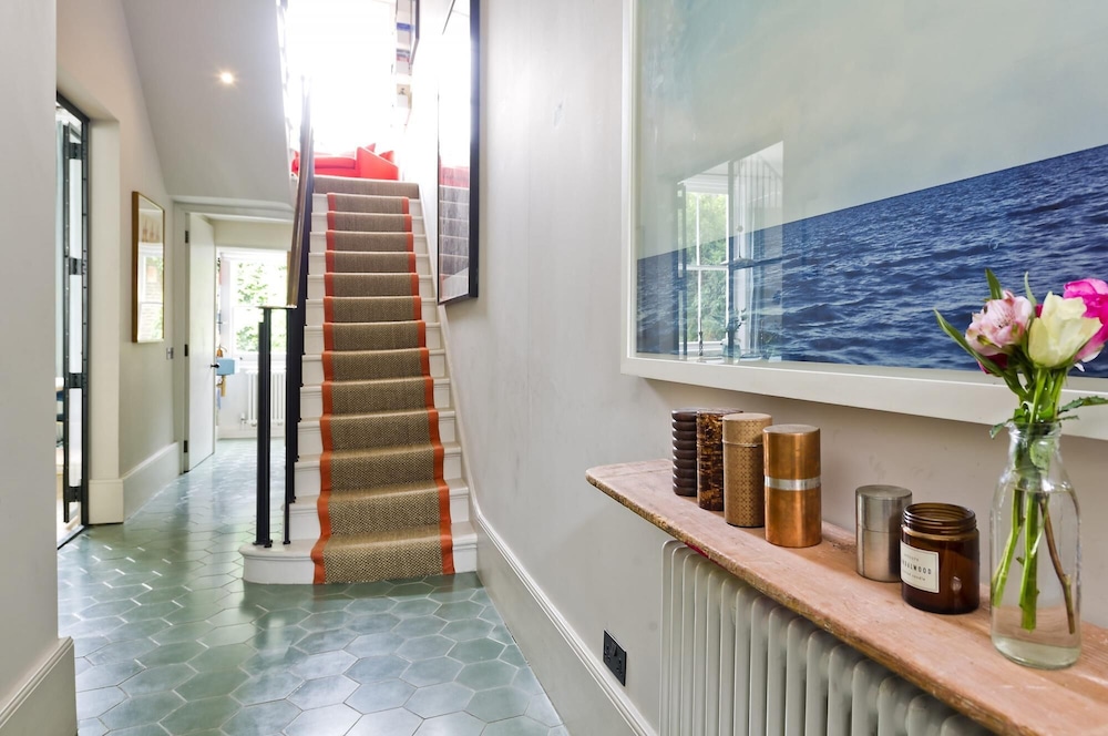 Gorgeous Stylish Interior Designed 5 Bed Home in Holland Park - Superb Location photo 5