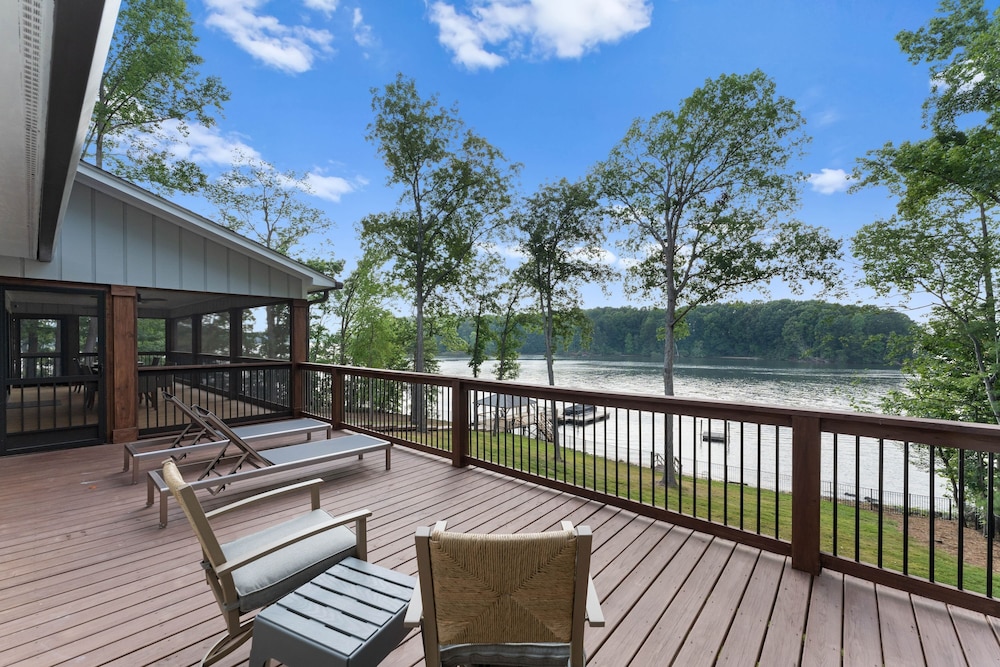 Water Break at the Lake by Avantstay Lakefront Private Dock
