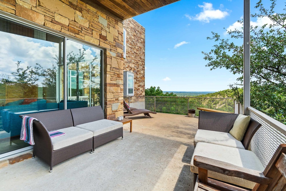 Luxury 7BR Hill Country Gem With Barndominium