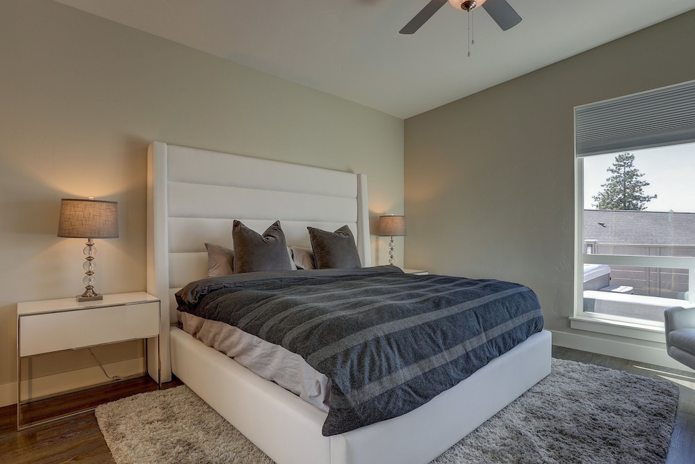 Ruby Peak *30 Day Minimum 4 Bedroom Home by RedAwning