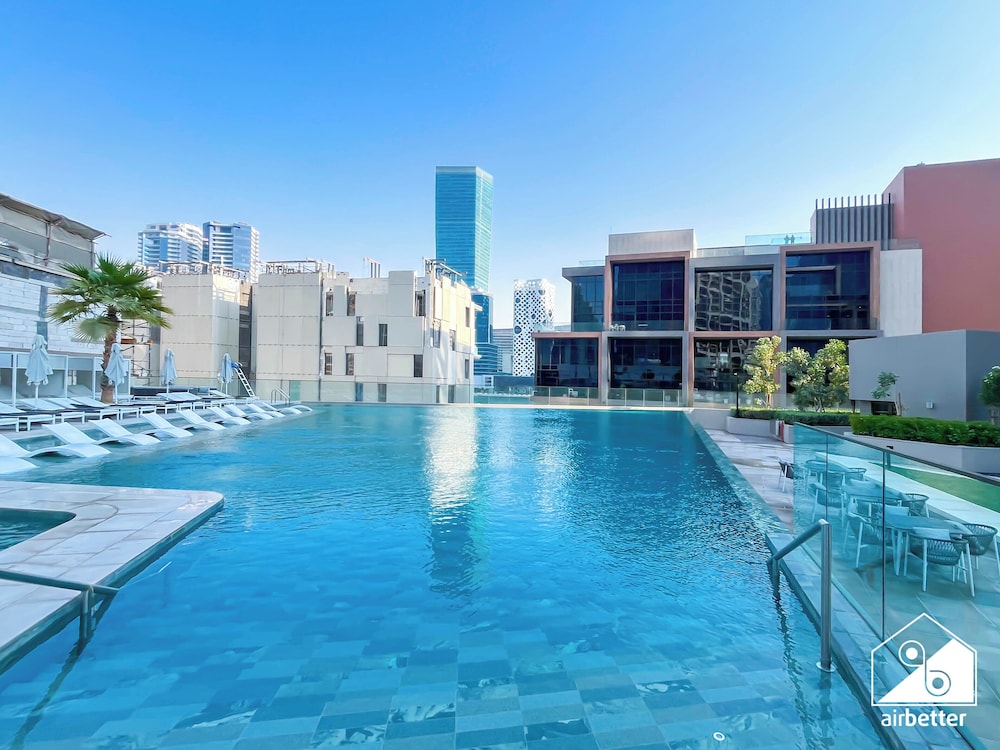 Luxurious 3BR Canal View Apartment Pool + Gym