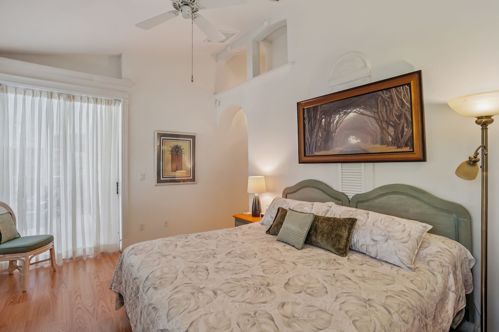 Relaxed Tropical Retreat 5 Miles To Beach 3 Bedroom Home