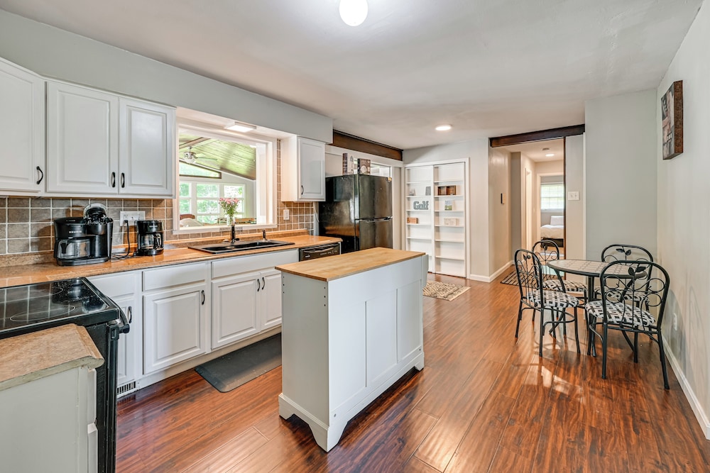 Golf Course Views & Games Galore - Vine Grove Gem!