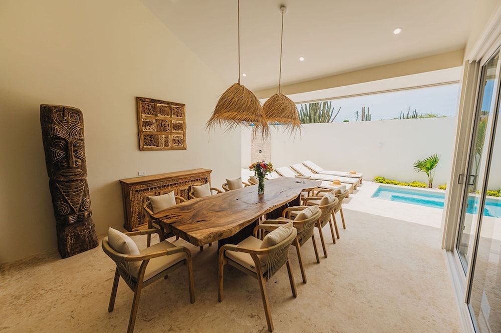 Bohostyle Villa 3min to Beach Hottub 8 Sleeps