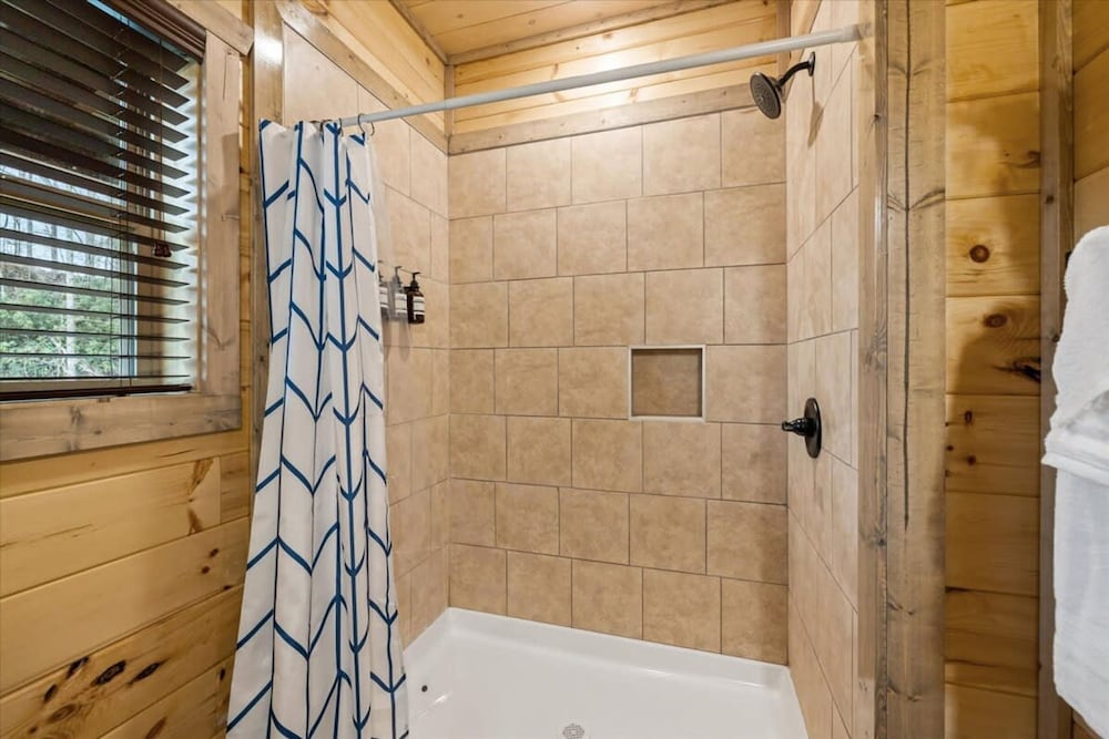 NEW - 1 Location Cabin Pool Hot Tub Arcade HL