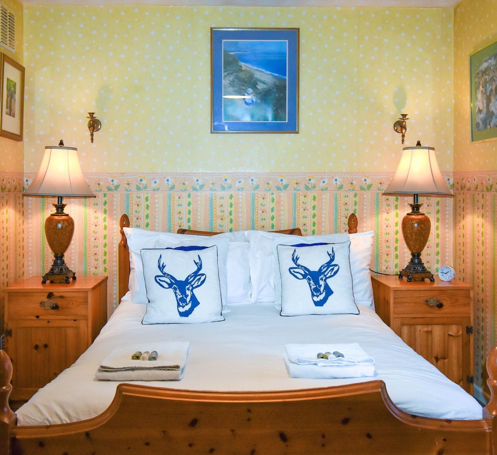 Large 3 Bed Sleep 6 Central MK view 5
