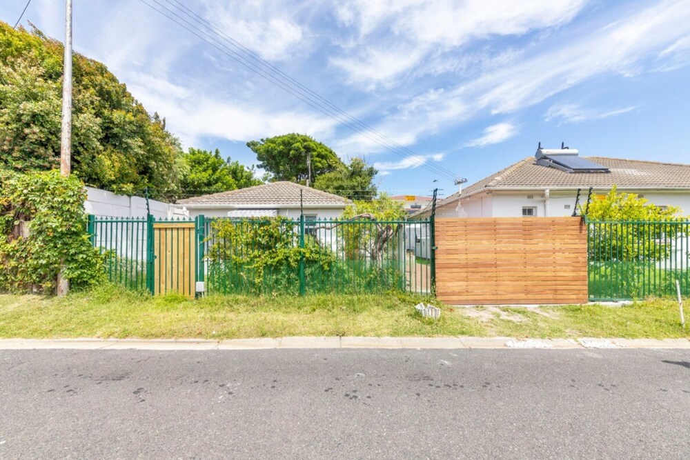 Peaceful 1BD Flat w/ Private Gardenrondebosch