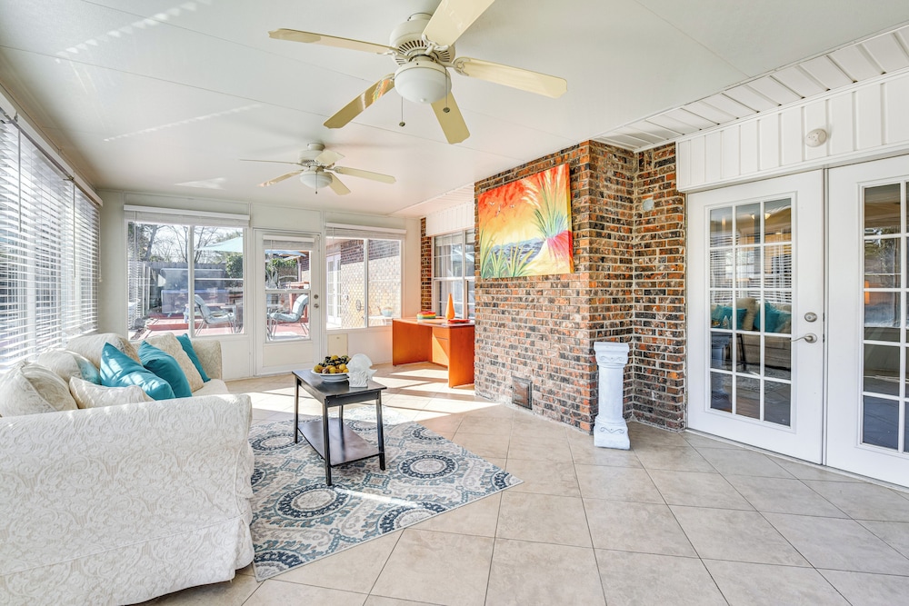 Sunny Retreat w/ Hot Tub in Fort Walton Beach!