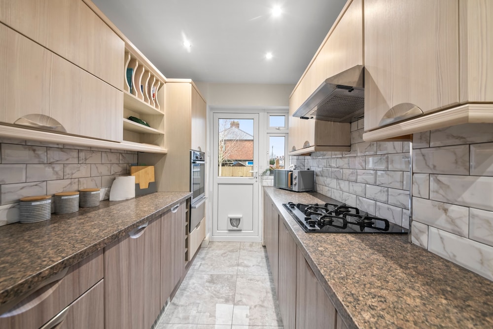 Large 5 Bedroom-free Parking-great Transport Links