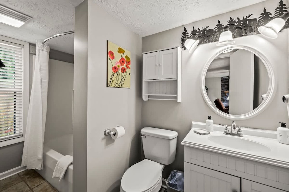 Private Balcony w Views Heated Pool Full Kitchen