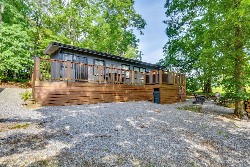 6 Mi to Helen: Mtn-view Retreat w/ Hot Tub!