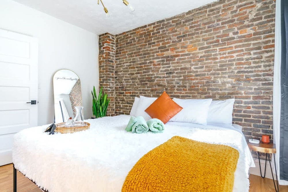 Prime Location Top Rated Clean Parking Free
