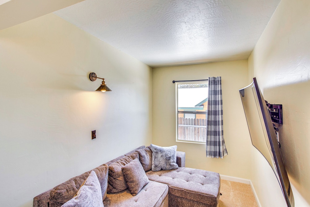 7 Mi to Big Bear Lake: A-frame Home w/ Deck!