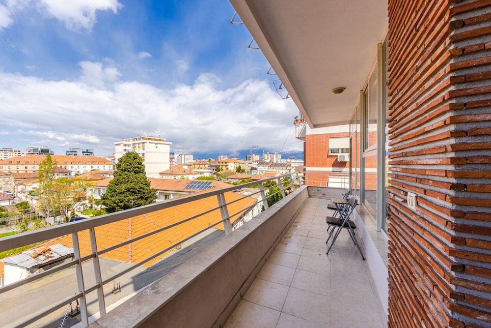 Spacious City-view Apartment Overlooking Shkod r