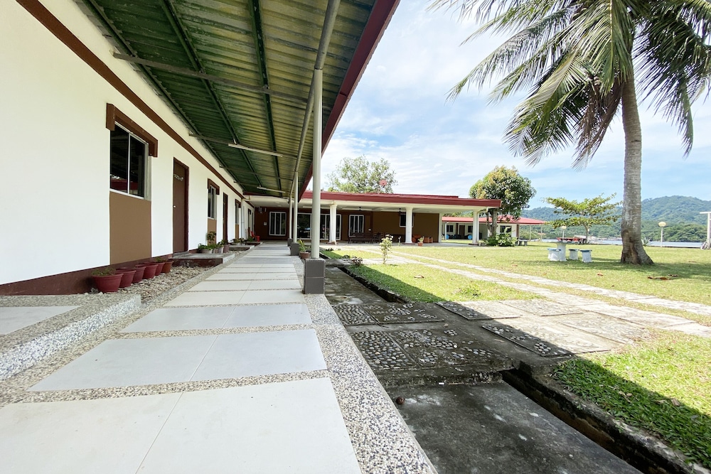 OYO Home 90319 Ambong Bay Resthouse Homes photo 1