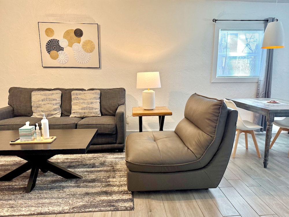 Updated Studio With Laundry Full Kitchen 36B