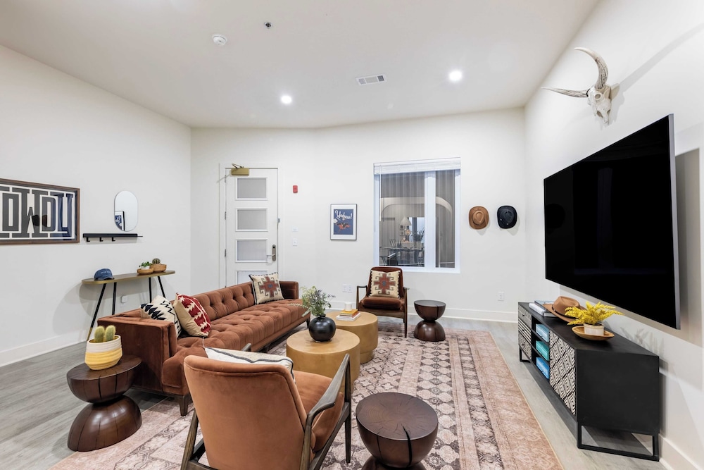 Sleeps 28 2 Units Near DT Nashville Outrider by Avantstay
