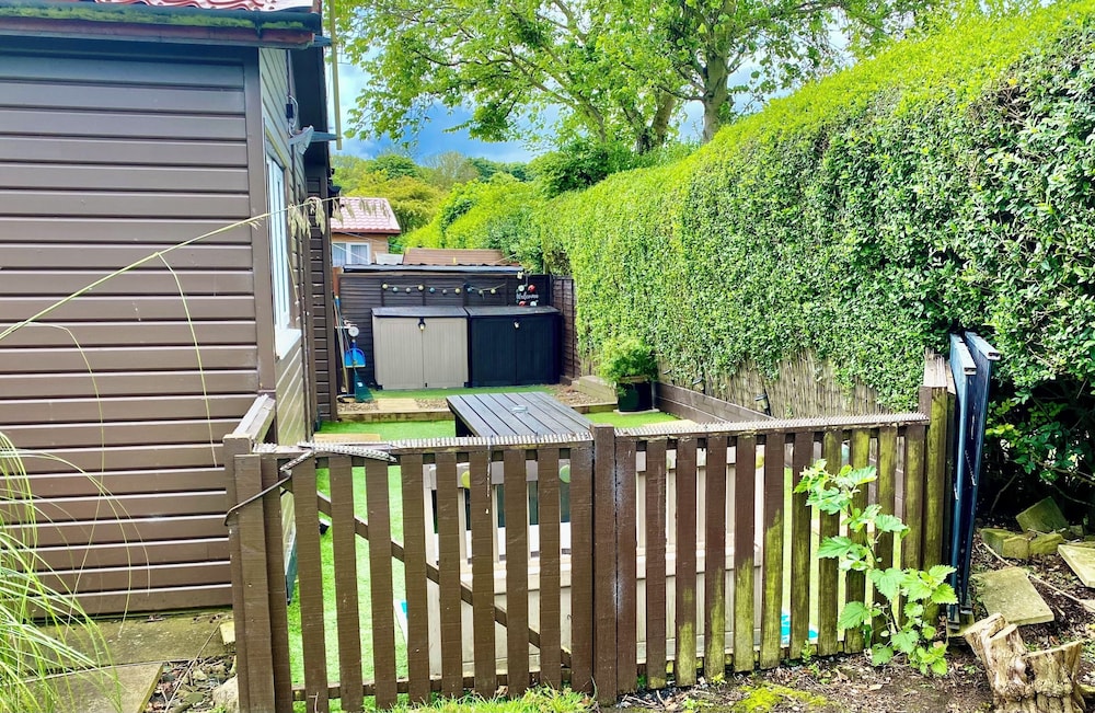 Large 3 bed Chalet -sleeps 6- dog Friendly- Garden