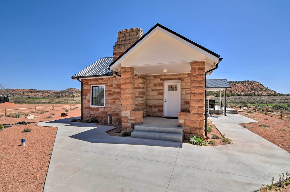 Modern Ranch House w/ Fire Pit & Valley Views