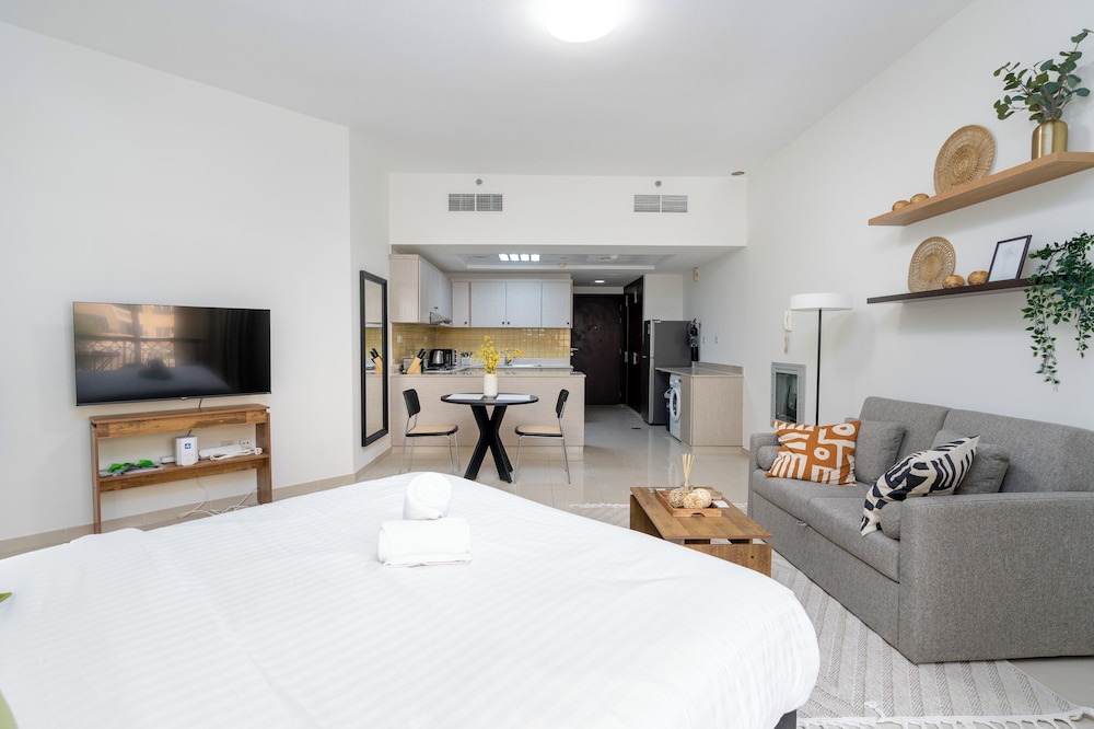 Amazing Stay With Beach Access & Balcony -rak
