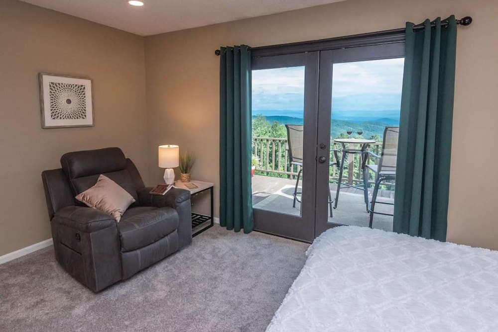 Blue Ridge Gateway Cabin With Mountain Views