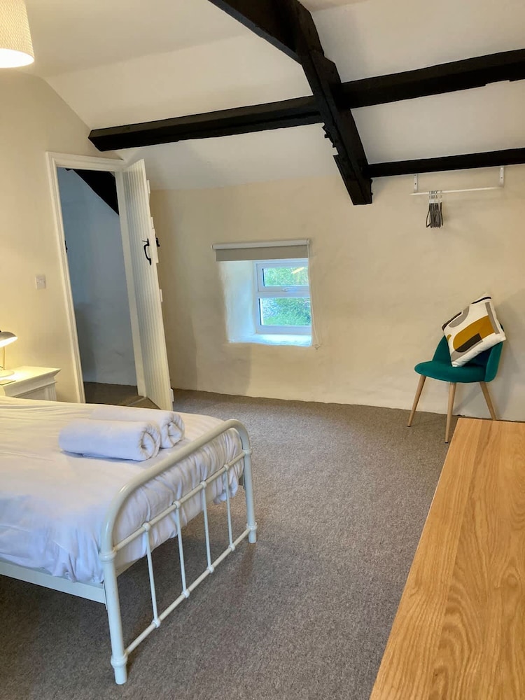 1 Courtyard Cottage With hot tub and Walled Garden