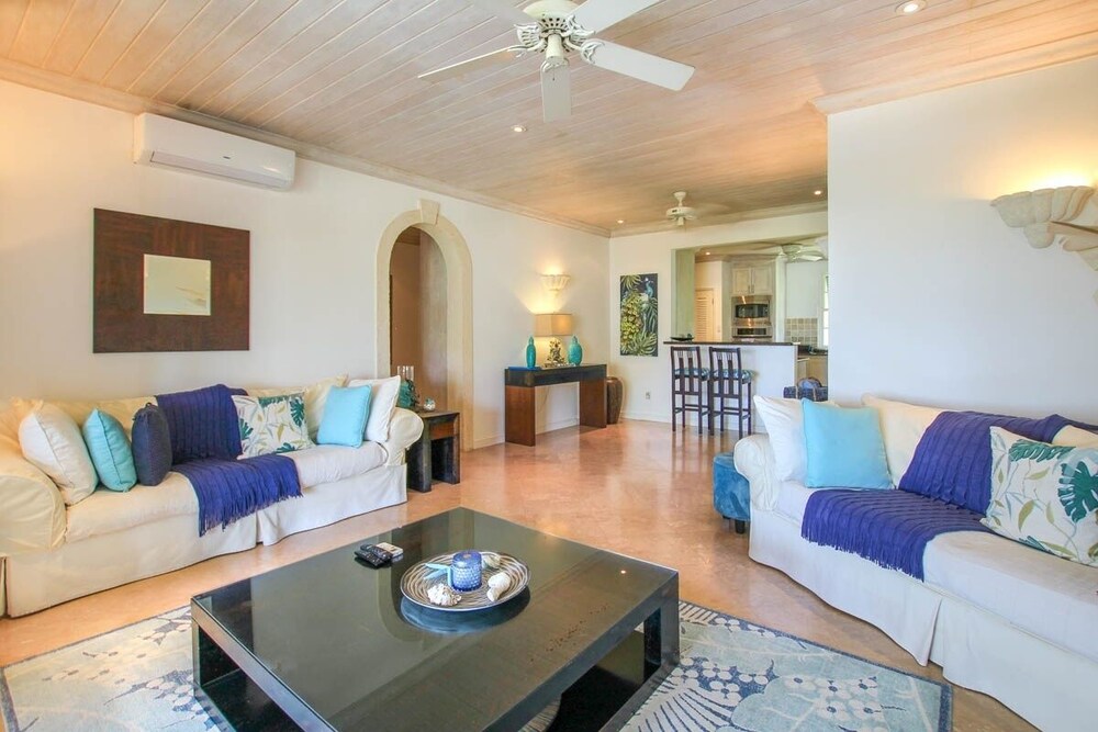 Ocean views apt with shared rooftop pool: Beacon Hill Surf by BSL Rentals