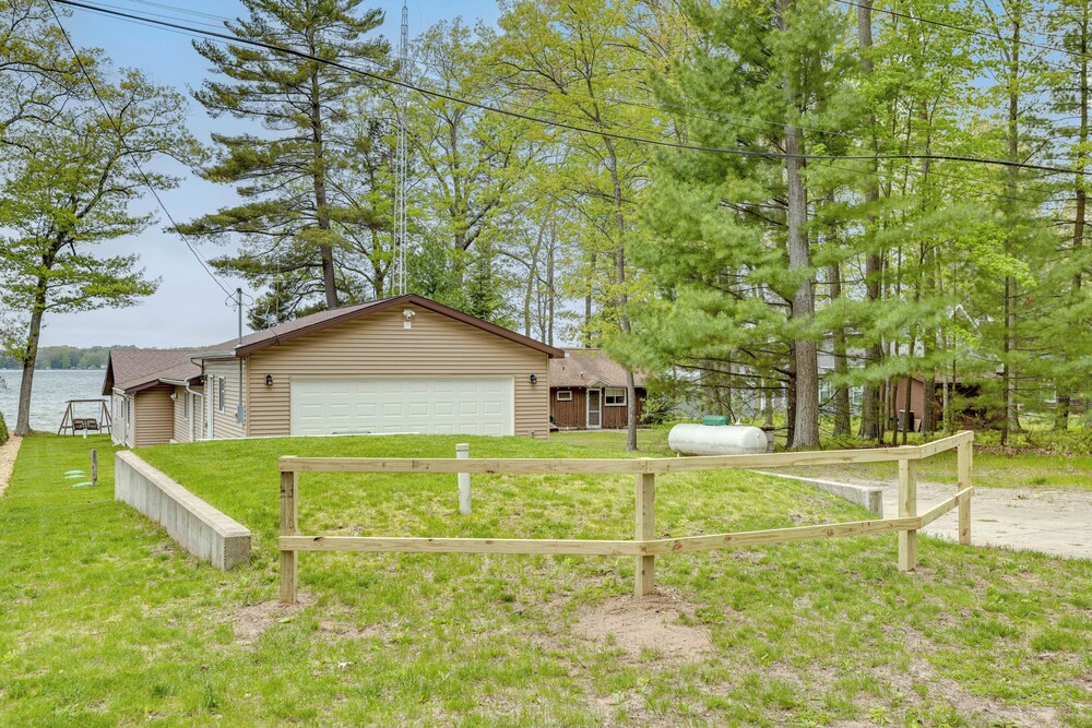 Fisher's Paradise: Lakefront Cottage in Baldwin!