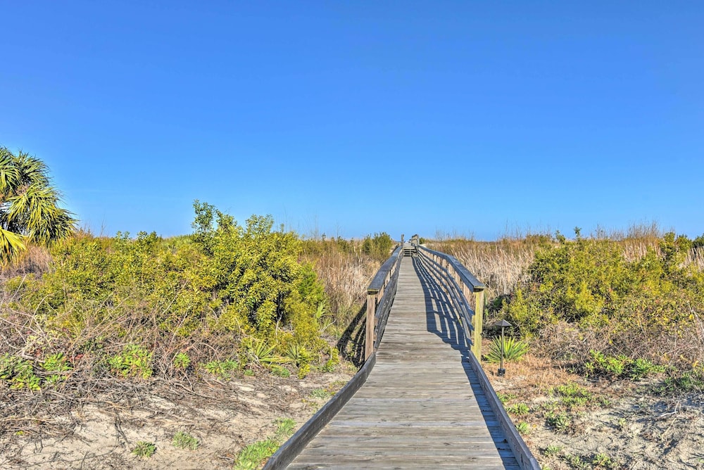 Beach Access: Ocean-view Condo w/ Screened Balcony