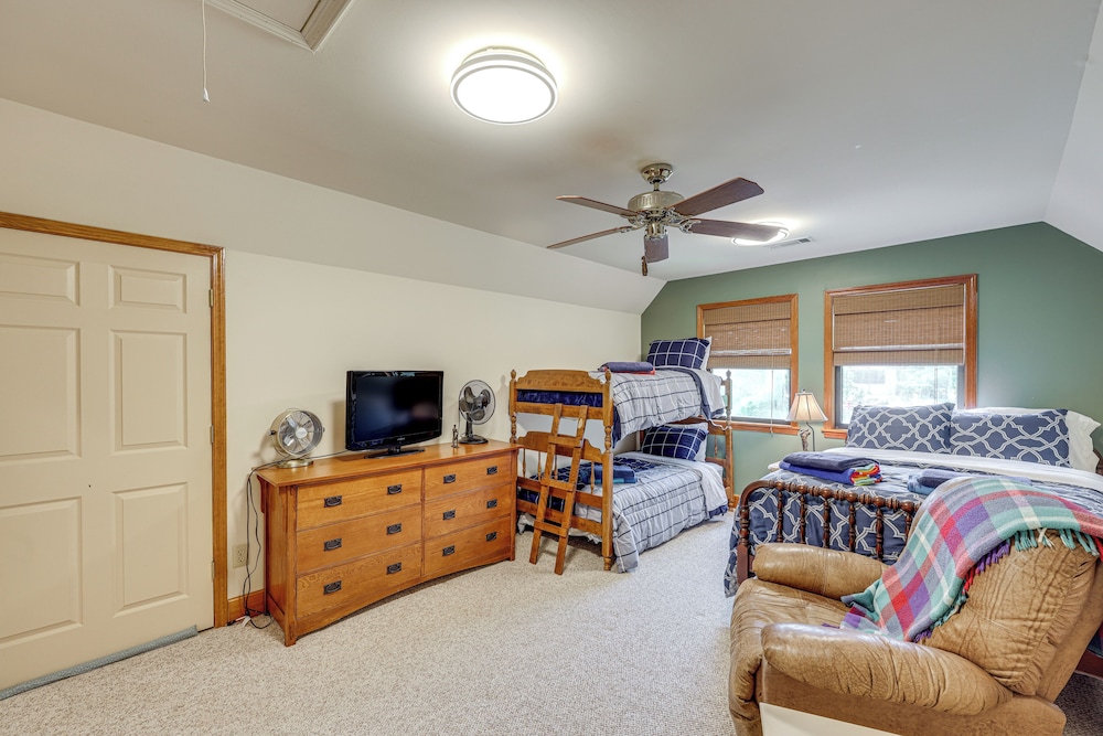 Waterfront Gem on Lake Martin w/ Kayaks & Dock!