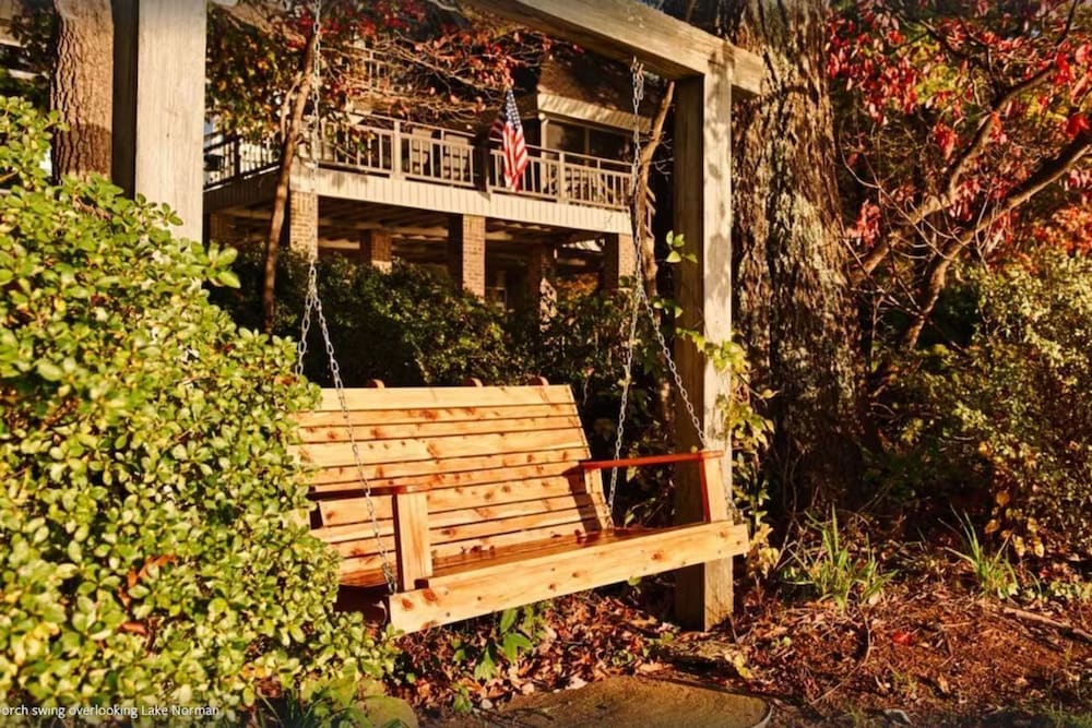 Landover Lodge by Avantstay Waterfront Dock