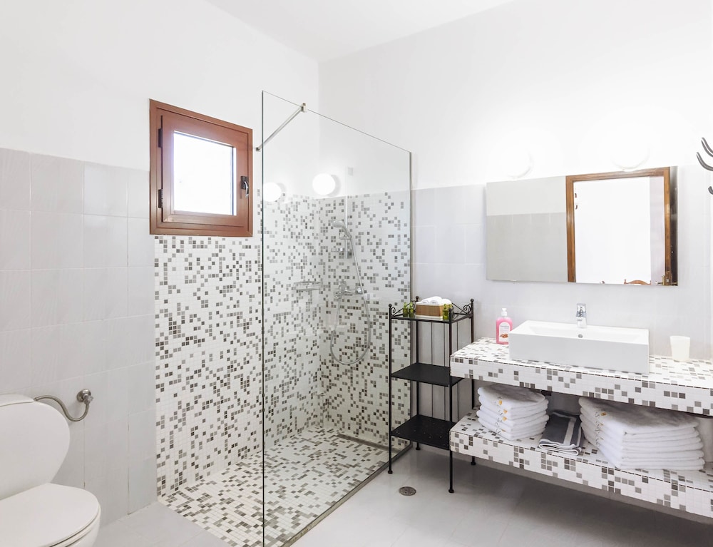 Kiki Studios & Apartments