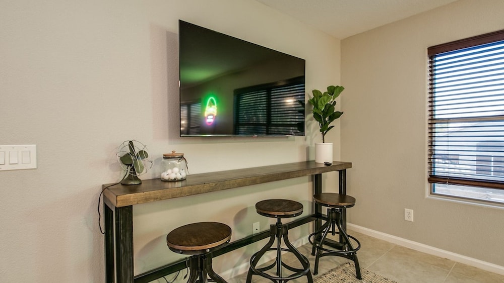 Massive 5 Bdrm Getaway W/pool, Hot Tub, Game Room!