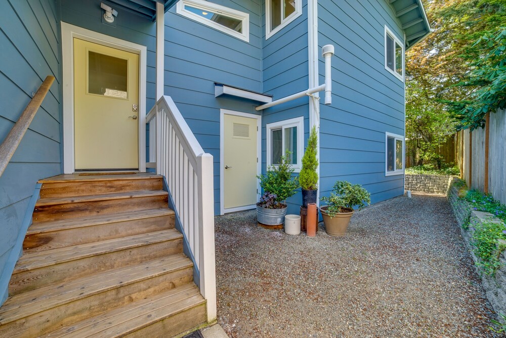 Bellevue Abode: Balcony, 13 Mi to Downtown Seattle view 3