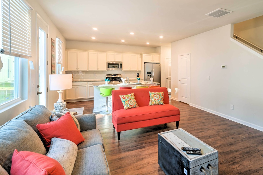 Colorful Myrtle Beach House: 2 Mi to Beaches!
