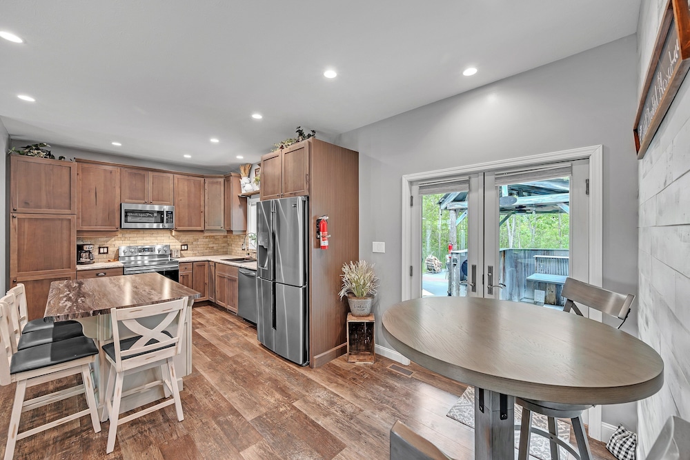 Lakeside Retreat With Hot Tub & Game Room 3 Bedroom Home
