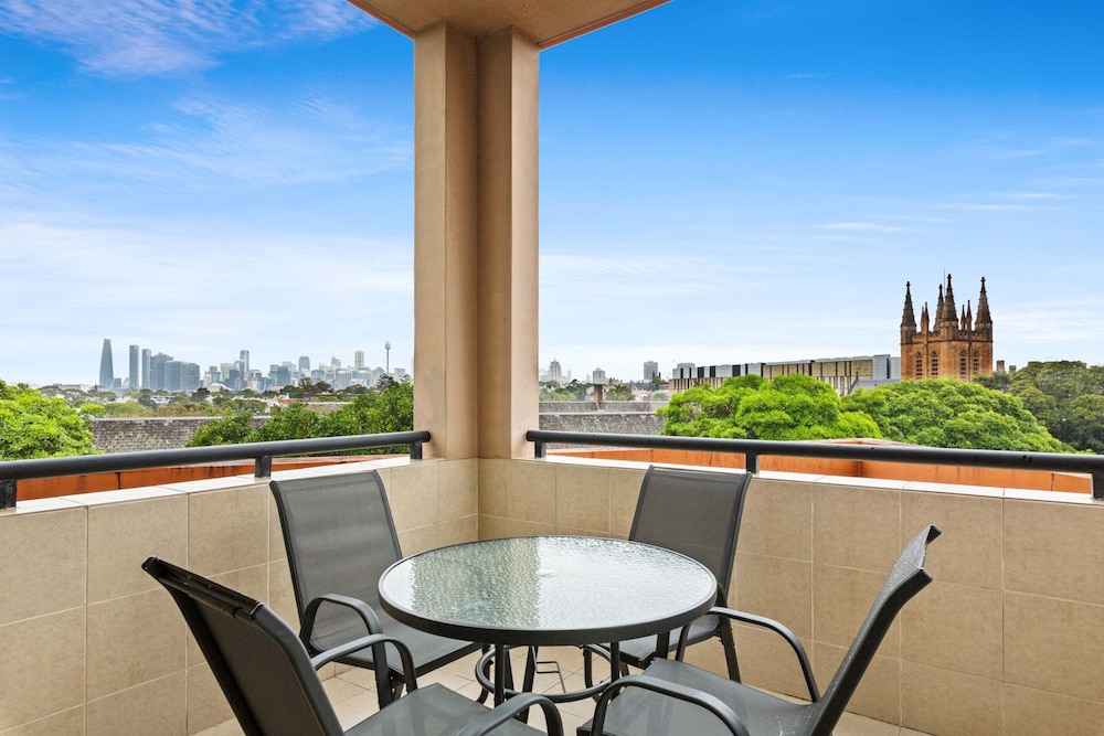 Stylish 2-bed Camperdown Apartment With Balcony