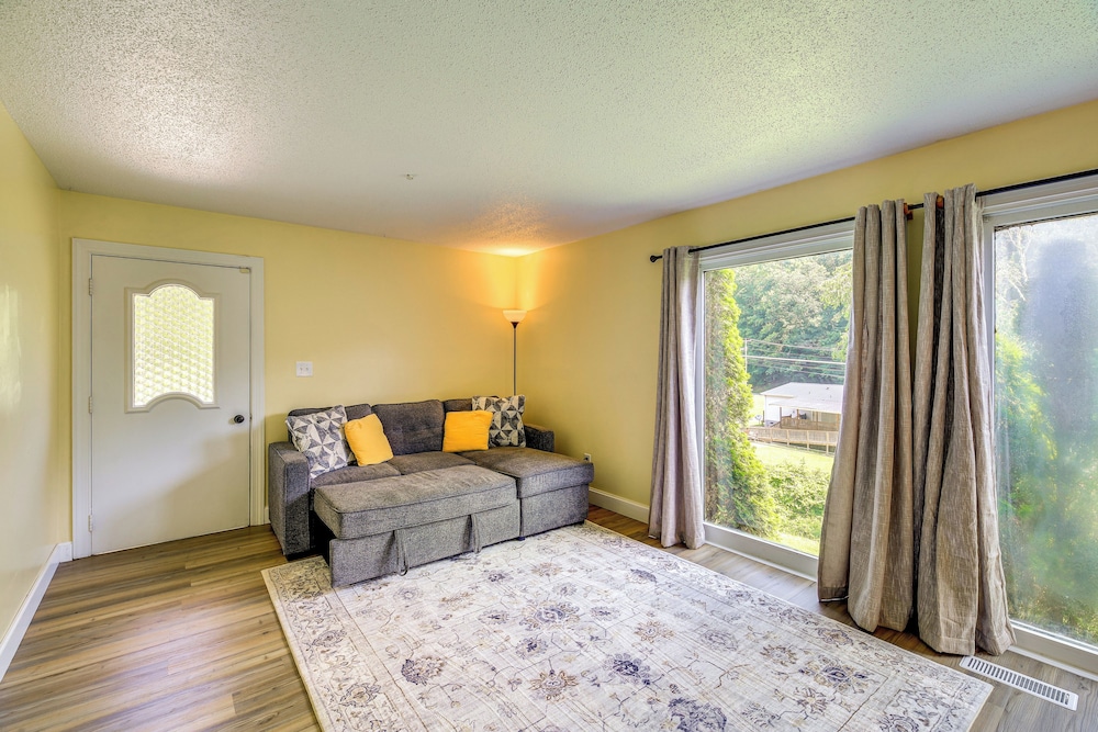 17 Mi to Coal Canyon Trail: Scenic Mtn-view Apt!