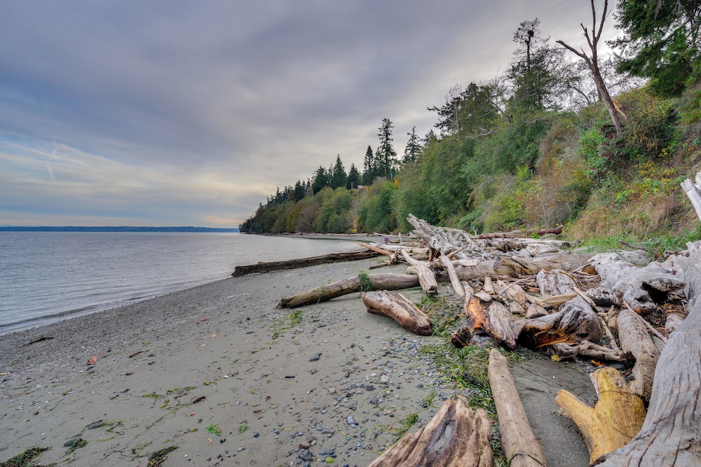 1/4 Mi to Beach: Family Home w/ Spacious Deck!