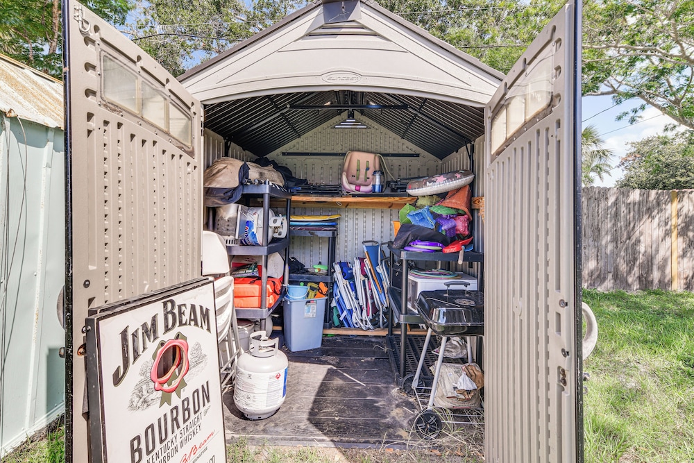 Backyard Hangouts: Bradenton Home Near Dining!