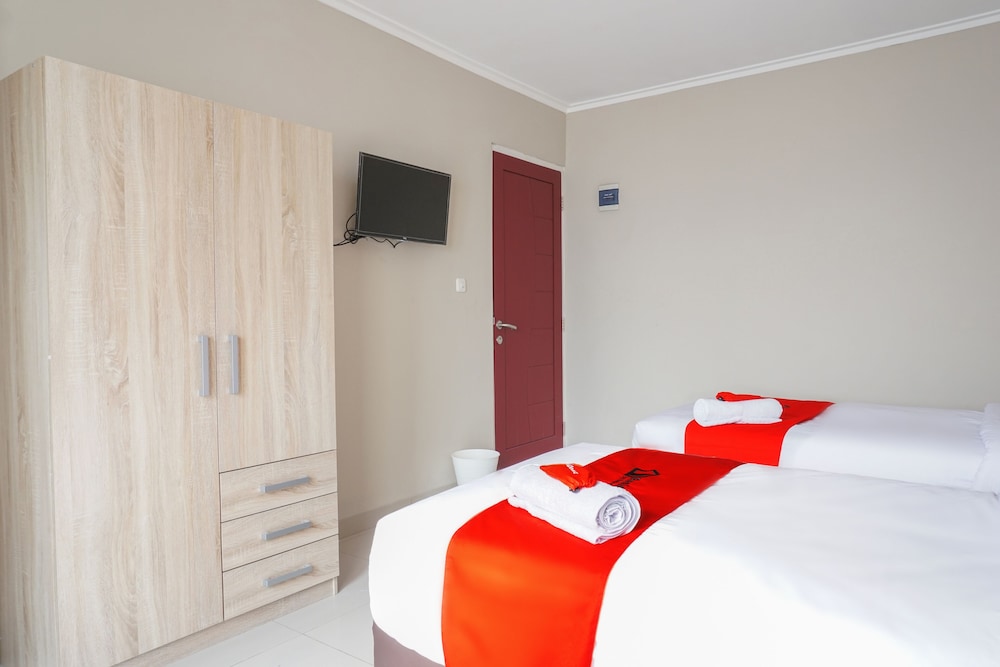 Residences by RedDoorz near MT Haryono view 4