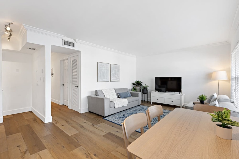 Beach Apt With Waterview in Las Olas Blvd