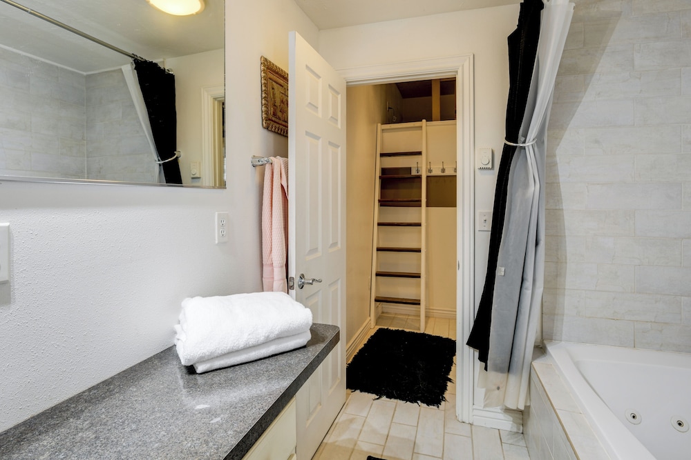 11 Mi to Bear World: Riverfront Getaway in Rigby